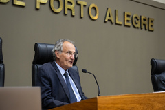 Movimentação de plenário. Vereador Airto Ferronato na presidência da sessão