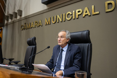 Movimentação de plenário. Vereador Airto Ferronato na presidência da sessão