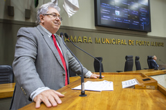 Movimentação de plenário. Na tribuna vereador Adeli Sell