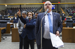Movimentação de plenário. Na imagem vereadores Tiago Albrecht, Aldacir Oliboni e Cassiá Carpes