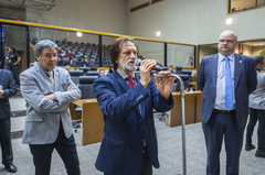 Movimentação de plenário. Na imagem vereadores Tiago Albrecht, Aldacir Oliboni e Cassiá Carpes