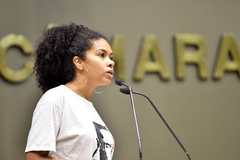 Vereadora Karen Santos (PSOL) na tribuna do Plenário Otávio Rocha