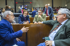 Movimentação de plenário. Na imagem vereadores Pedro Ruas, Aldacir Oliboni, Professor Alex Fraga e Adeli Sell.