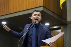 Movimentação de plenário. na tribuna o vereador Giovani Culau e Coletivo.