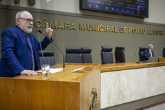 Movimentação de plenário. Na tribuna o vereador Pedro Ruas.