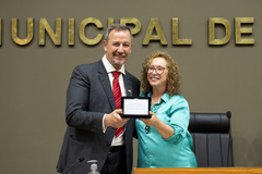 Biga Pereira entrega placa ao presidente da Fecosul