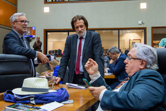 Movimentação de plenário. Na imagem os vereadores Mauro Pinheiro, Aldacir Oliboni e Adeli Sell.