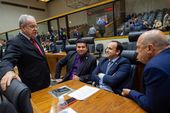 Movimentação de plenário. Na imagem os vereadores Idenir Cecchim, Conselheiro Marcelo, Moisés Maluco do Bem e Gilson Padeiro.