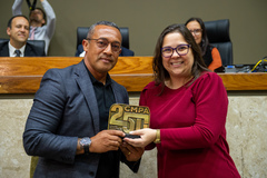 Pastor Charles Dan recebe Troféu Câmara 250 Anos das mãos da Vereadora Psicóloga Tanise Sabino