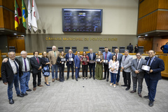 Entrega de homenagem aos vereadores em alusão às festividades dos 250 anos da Câmara Municipal de Porto Alegre