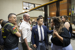 Movimentação de Plenário. Manifestantes e vereadores nas galerias. Em primeiro plano, vereador Giovani Culau e Coletivo.