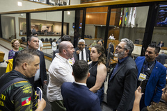 Movimentação de Plenário. Manifestantes e vereadores nas galerias.