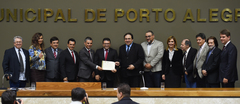 Diretor da Guaíba, Luciano da Silveira, recebeu diploma pelos 60 anos da Rádio