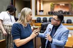 Movimentação de plenário. Vereadora Fernanda Barth e vereador Giovani Culau e Coletivo