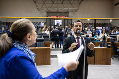 Movimentação de plenário. Na foto, vereadora Lourdes Sprenger e vereador Jonas Reis
