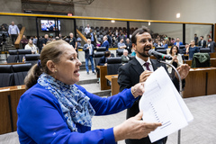 Movimentação de plenário. Na foto, vereadora Lourdes Sprenger e vereador Jonas Reis