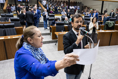 Movimentação de plenário. Na foto, vereadora Lourdes Sprenger e vereador Jonas Reis