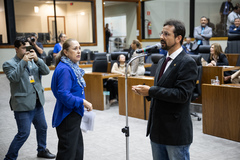 Movimentação de plenário. Na foto, vereadora Lourdes Sprenger e vereador Jonas Reis
