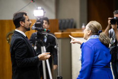 Movimentação de plenário. Na foto, vereadora Lourdes Sprenger e vereador Jonas Reis