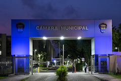 Fachada da Câmara Municipal iluminada com a cor azul