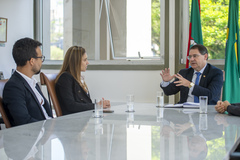 Presidente Hamilton Sossmeier recebe a vereadora Mari Pimentel no gabinete da presidência