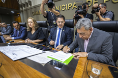 Prefeito Sebastião Melo compareceu à Câmara para assinatura de dois termos que visam ampliar a cooperação e o trabalho conjunto entre Executivo e Legislativo