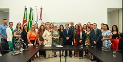 Foto: Anderson Kbelo/GABCN - 
Vereadora Comandante Nádia na presença do presidente da Casa, Vereador Hamilton Sossmeier com empresários de Porto Alegre.