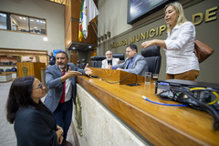 Movimentação de plenário. Vereadores Cláudia Araújo, Cláudio Conceição, Pedro Ruas, Fernanda Barth e Presidente Hamilton Sossmeier.