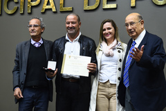 Martins recebe a Comenda, entregue por Ferronato (e) e Pujol (d)