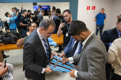 Sessão Solene de outorga do Título de Cidadão de Porto Alegre a Luis Alberto Suárez Diaz, o Suárez, jogador do Grêmio, proposta pelo vereador Airto Ferronato