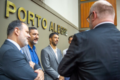 Sessão Solene de outorga do Título de Cidadão de Porto Alegre a Luis Alberto Suárez Diaz, o Suárez, jogador do Grêmio, proposta pelo vereador Airto Ferronato.