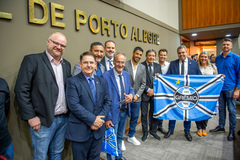 Sessão Solene de outorga do Título de Cidadão de Porto Alegre a Luis Alberto Suárez Diaz, o Suárez, jogador do Grêmio, proposta pelo vereador Airto Ferronato.
