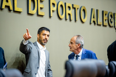 Sessão Solene de outorga do Título de Cidadão de Porto Alegre a Luis Alberto Suárez Diaz, o Suárez, jogador do Grêmio, proposta pelo vereador Airto Ferronato.