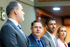 Sessão Solene de outorga do Título de Cidadão de Porto Alegre a Luis Alberto Suárez Diaz, o Suárez, jogador do Grêmio, proposta pelo vereador Airto Ferronato.