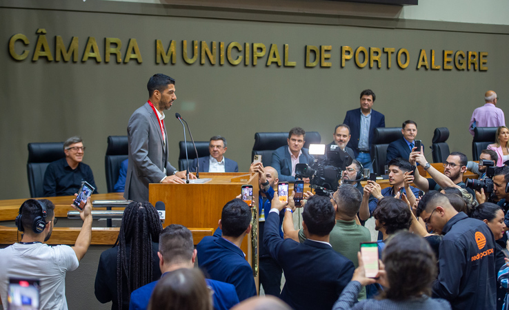 Sessão Solene de outorga do Título de Cidadão de Porto Alegre a Luis Alberto Suárez Diaz, o Suárez, jogador do Grêmio, proposta pelo vereador Airto Ferronato.