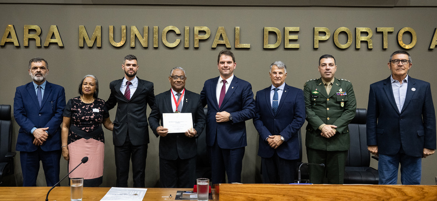 Padilha, entre Bertaco (esq) e Bins Ely (dir) exibe a comenda