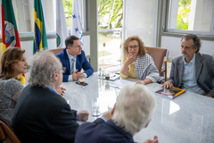 Presidente Hamilton Sossmeier recebe a vereadora Biga Pereira, representantes da comunidade palestina em Porto Alegre e outros políticos representantes dos partidos PCdoB, PDT e PT. No encontro, foi entregue ao presidente uma minuta de Projeto de Lei que inclui o dia 29 de novembro no calendário municipal como o Dia de Solidariedade ao Povo Palestino.