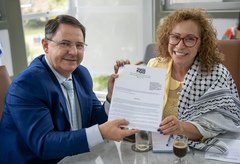Presidente Hamilton Sossmeier recebe a vereadora Biga Pereira, representantes da comunidade palestina em Porto Alegre e outros políticos representantes dos partidos PCdoB, PDT e PT. No encontro, foi entregue ao presidente uma minuta de Projeto de Lei que inclui o dia 29 de novembro no calendário municipal como o Dia de Solidariedade ao Povo Palestino.