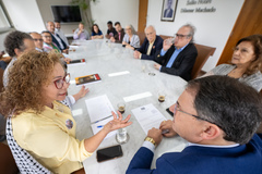 Presidente Hamilton Sossmeier recebe a vereadora Biga Pereira, representantes da comunidade palestina em Porto Alegre e outros políticos representantes dos partidos PCdoB, PDT e PT. No encontro, foi entregue ao presidente uma minuta de Projeto de Lei que inclui o dia 29 de novembro no calendário municipal como o Dia de Solidariedade ao Povo Palestino.
