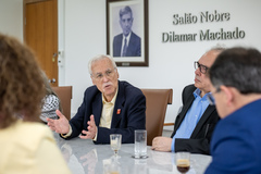 Presidente Hamilton Sossmeier recebe a vereadora Biga Pereira, representantes da comunidade palestina em Porto Alegre e outros políticos representantes dos partidos PCdoB, PDT e PT. No encontro, foi entregue ao presidente uma minuta de Projeto de Lei que inclui o dia 29 de novembro no calendário municipal como o Dia de Solidariedade ao Povo Palestino.