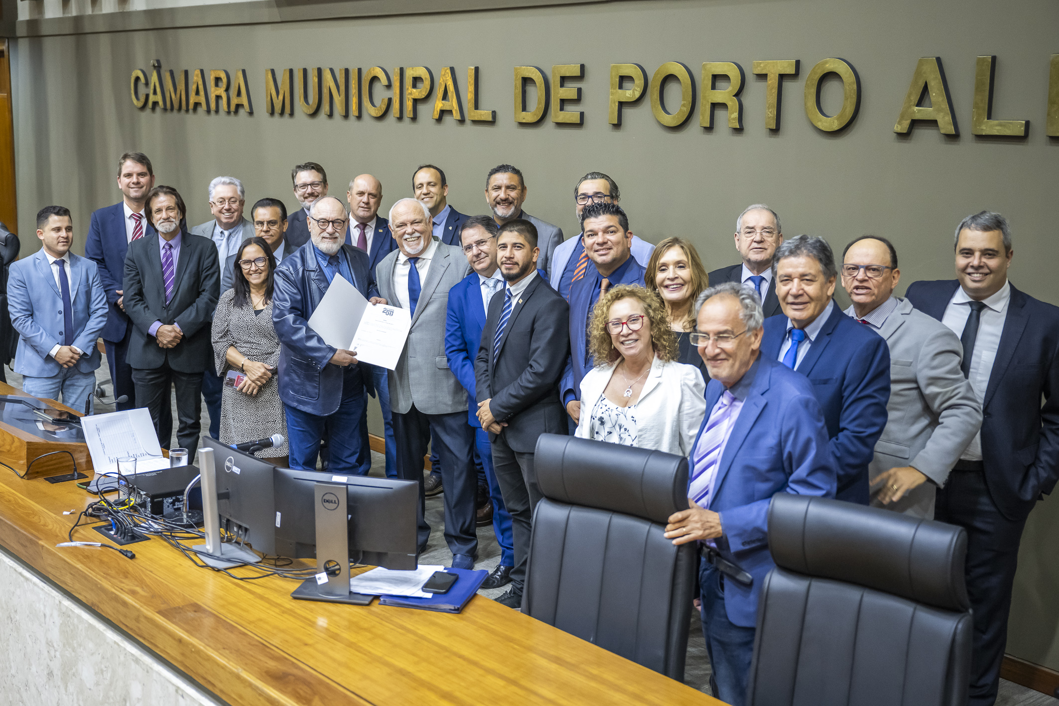 A moção, aprovada mediante votação simbólica realizada pelo Sistema de Deliberação Remota em 1º de novembro de 2023, foi entregue em mãos em plenário