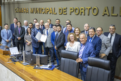 A moção, aprovada mediante votação simbólica realizada pelo Sistema de Deliberação Remota em 1º de novembro de 2023, foi entregue em mãos em plenário