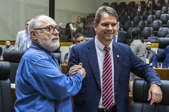 Movimentação de Plenário. Na imagem vereadores Pedro Ruas e Marcio Bins Ely.