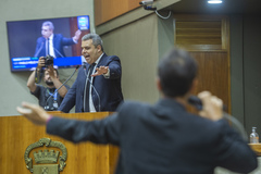 Movimentação de Plenário. Na tribuna vereador Pablo Melo.