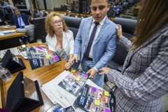 Movimentação de Plenário. Na tribuna vereador Pablo Melo.