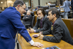 Movimentação de Plenário. Na imagem o presidente Hamilton Sossmeier e os vereadores Aldacir Oliboni e Jonas Reis.