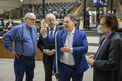 Movimentação de Plenário. No microfone de apartes o presidente Hamilton Sossmeier, acompanhado dos vereadores Pedro Ruas, Idenir Cecchim e Aldacir Oliboni.
