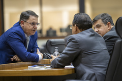 Movimentação de Plenário. Na imagem o presidente Hamilton Sossmeier e os vereadores José Freitas e Alvoni Medina.