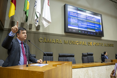 Movimentação de Plenário. Na tribuna o vereador José Freitas.