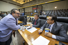 Movimentação de Plenário. Na imagem os vereadores Claudio Janta, José Freitas e Alvoni Medina.